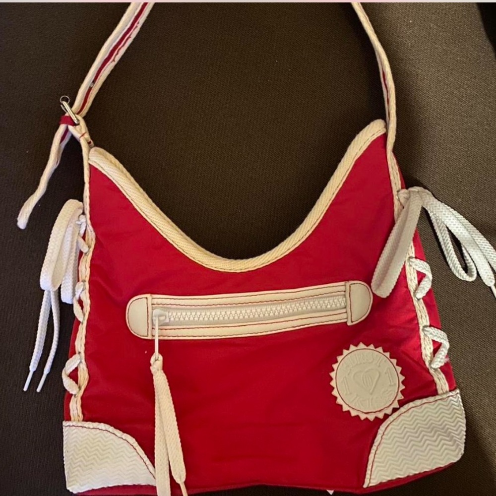 Red and white shoulder bag with adjustable strap
Brand is “first 101 kiss”